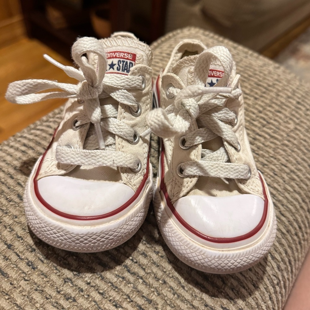White low top converse (size 6 kids)